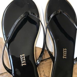 TKEES black patent flip flops Size 7. Eur 38